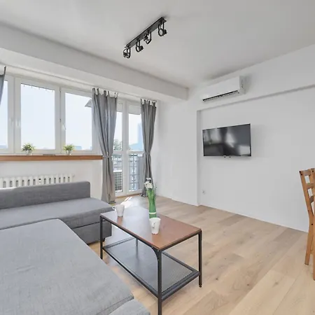 アパート Cozy With Amazing View Of The By Renters ヴロツワフ